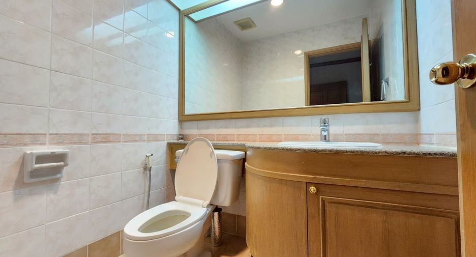 For rent 3 bedrooms condo in Sathon, Bangkok