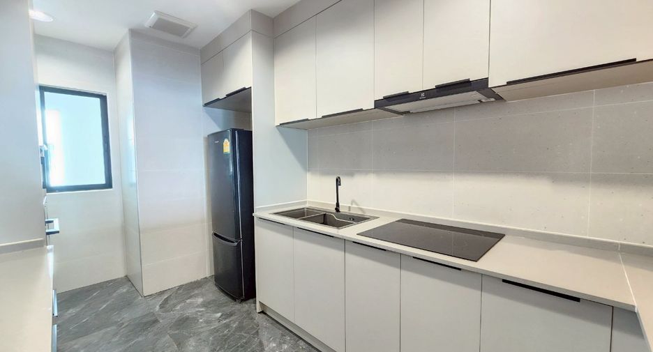 For rent 3 bedrooms condo in Sathon, Bangkok