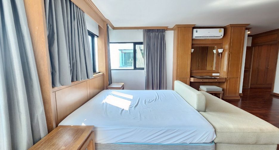 For rent 3 bedrooms condo in Sathon, Bangkok