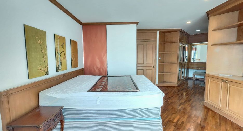 For rent 3 bedrooms condo in Sathon, Bangkok