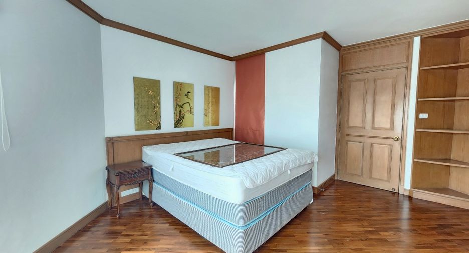 For rent 3 bedrooms condo in Sathon, Bangkok
