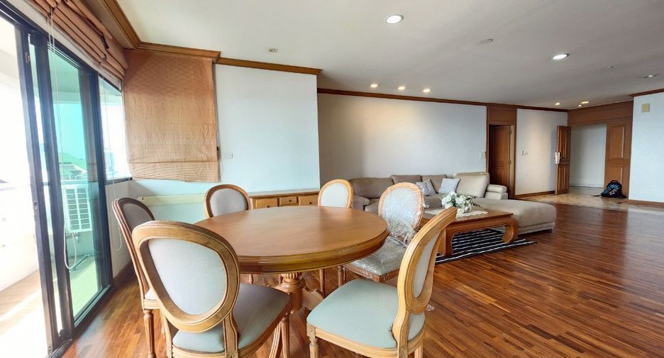 For rent 3 bedrooms condo in Sathon, Bangkok