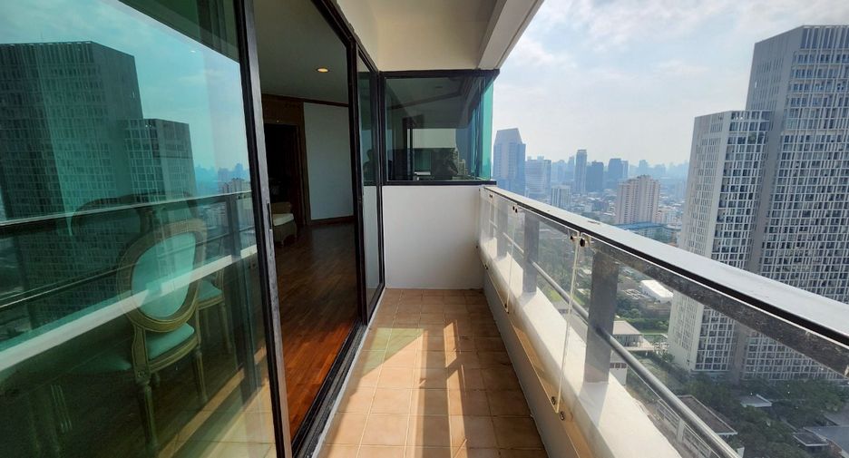 For rent 3 bedrooms condo in Sathon, Bangkok