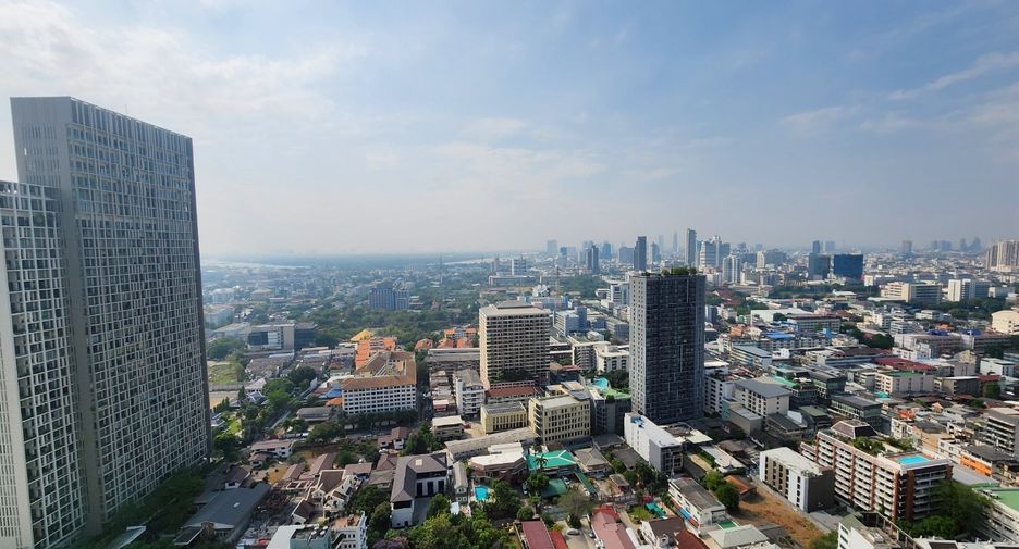 For rent 3 bedrooms condo in Sathon, Bangkok