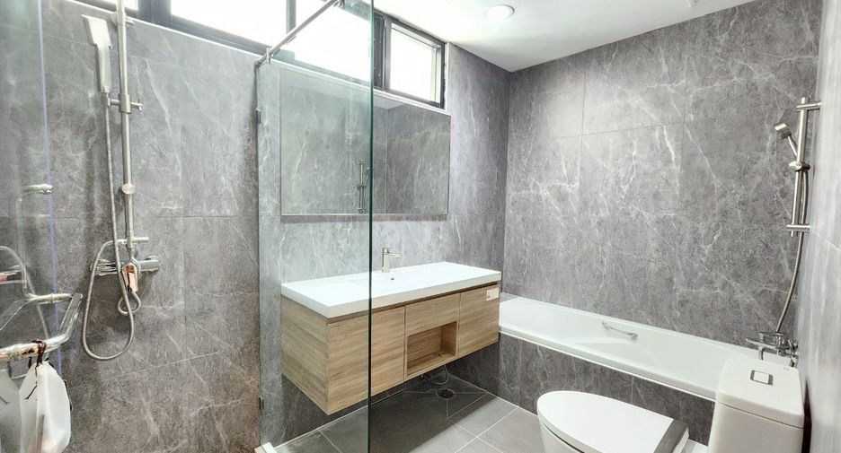 For rent 3 bedrooms condo in Sathon, Bangkok