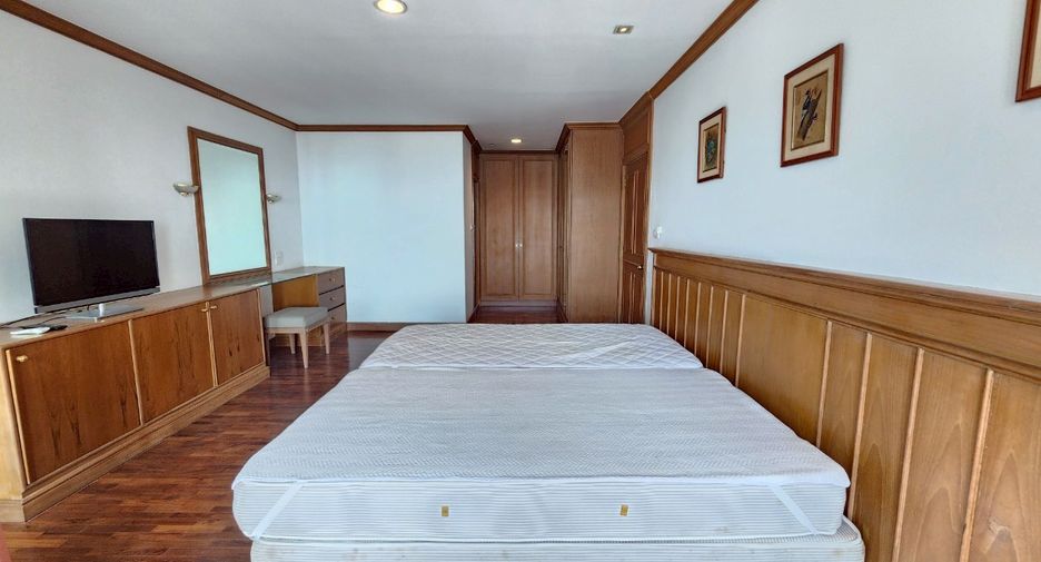 For rent 3 bedrooms condo in Sathon, Bangkok