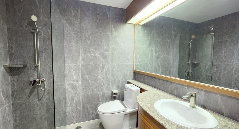 For rent 3 bedrooms condo in Sathon, Bangkok