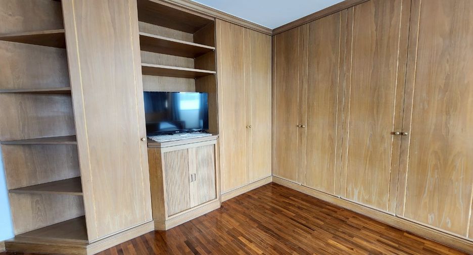 For rent 3 bedrooms condo in Sathon, Bangkok