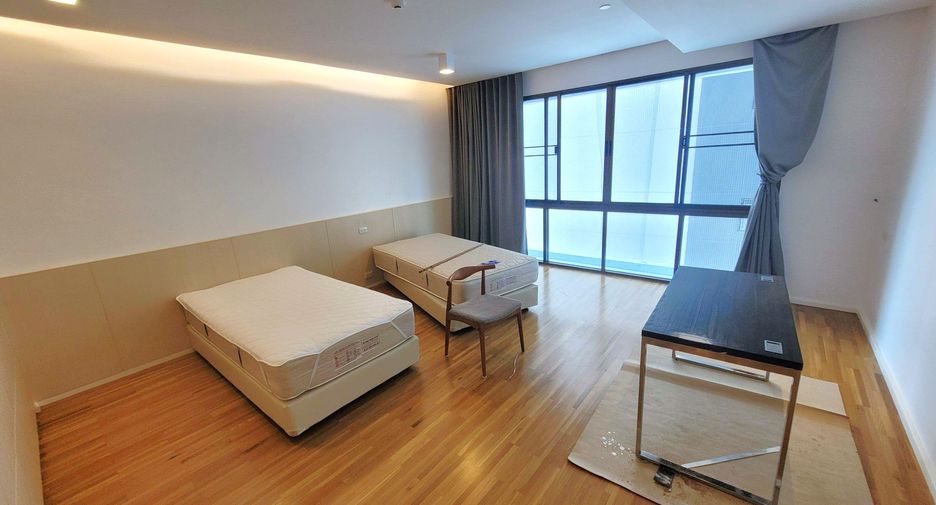 For rent 3 bedrooms condo in Watthana, Bangkok