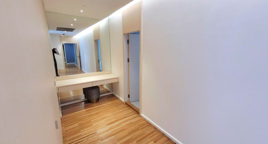 For rent 3 bedrooms condo in Watthana, Bangkok