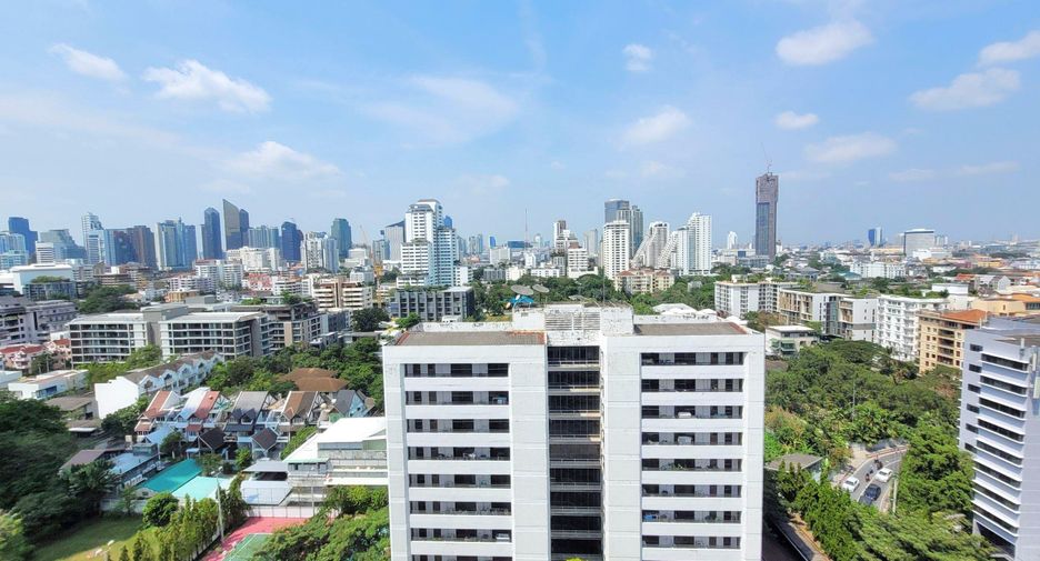 For rent 3 bedrooms condo in Watthana, Bangkok
