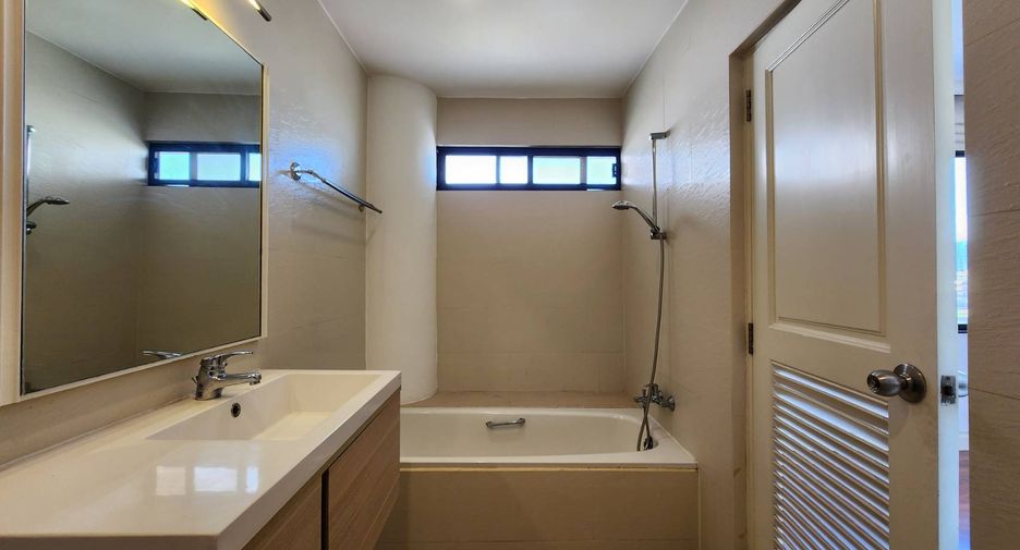 For rent 3 bedrooms condo in Khlong Toei, Bangkok