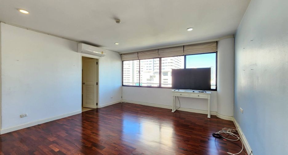 For rent 3 bedrooms condo in Khlong Toei, Bangkok