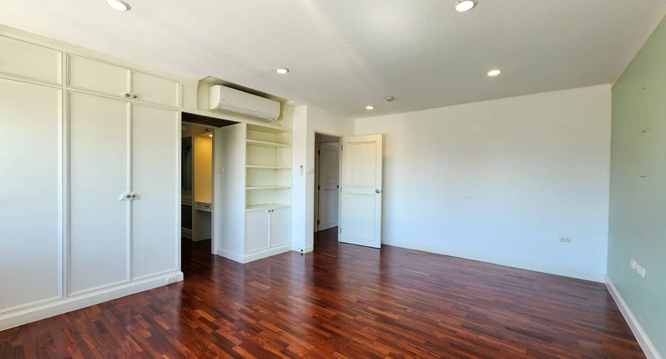 For rent 3 bedrooms condo in Khlong Toei, Bangkok