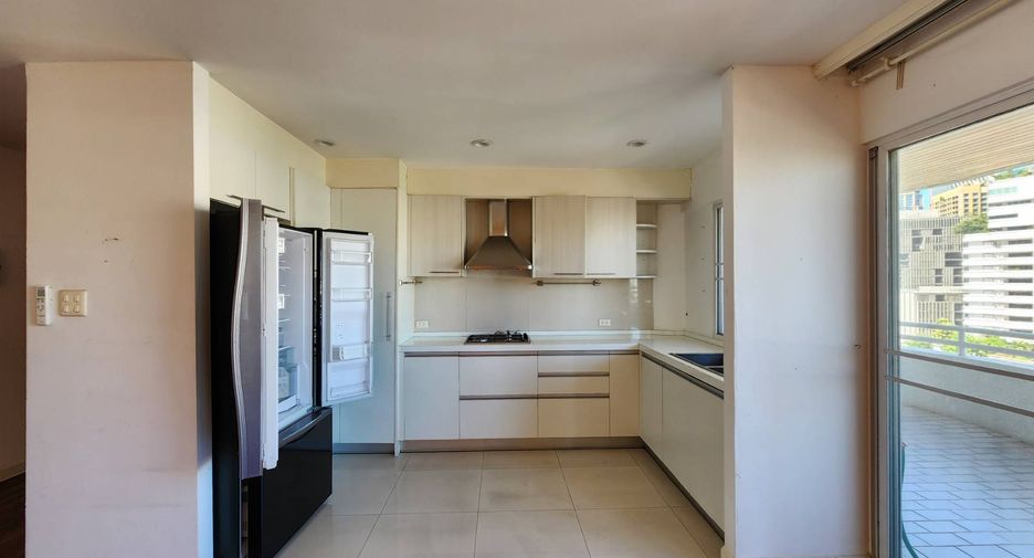 For rent 3 bedrooms condo in Khlong Toei, Bangkok