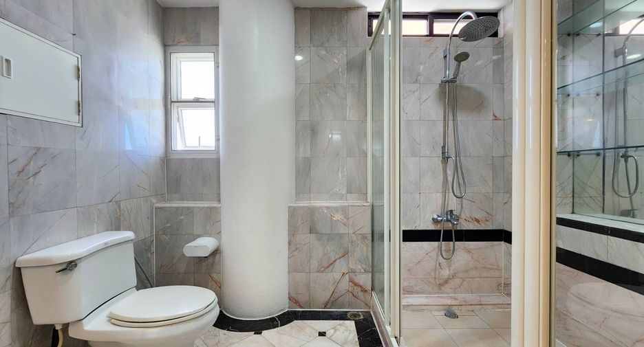 For rent 3 bedrooms condo in Khlong Toei, Bangkok