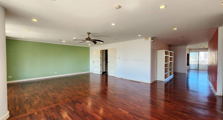 For rent 3 bedrooms condo in Khlong Toei, Bangkok