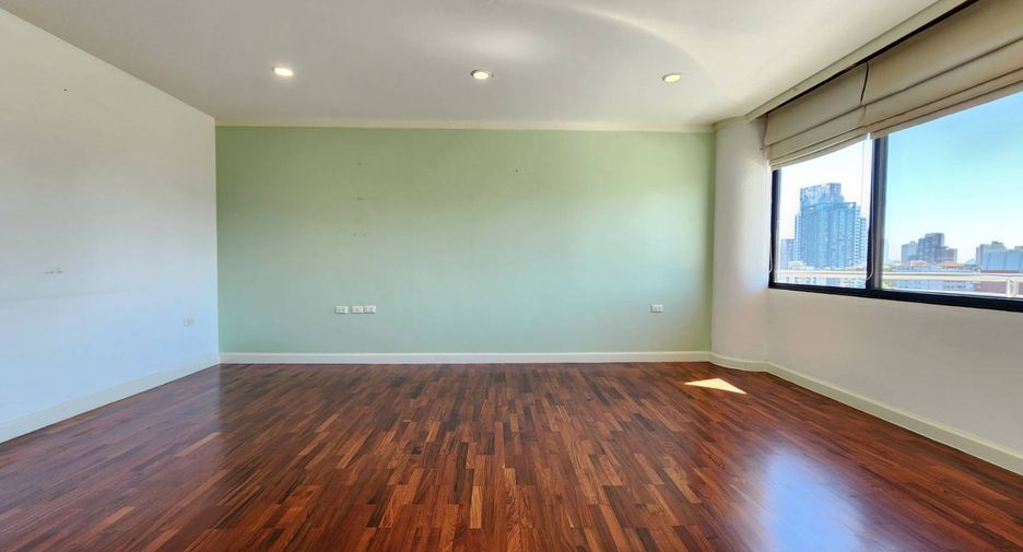 For rent 3 bedrooms condo in Khlong Toei, Bangkok