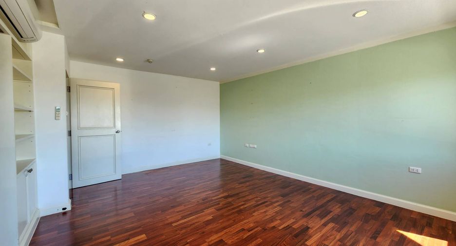 For rent 3 bedrooms condo in Khlong Toei, Bangkok