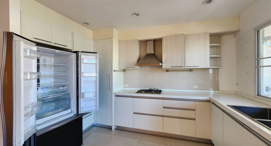 For rent 3 bedrooms condo in Khlong Toei, Bangkok