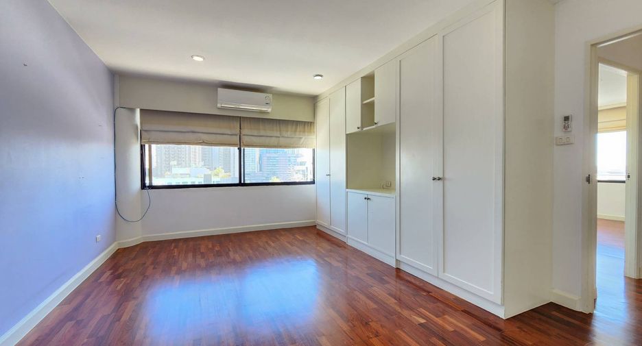 For rent 3 bedrooms condo in Khlong Toei, Bangkok