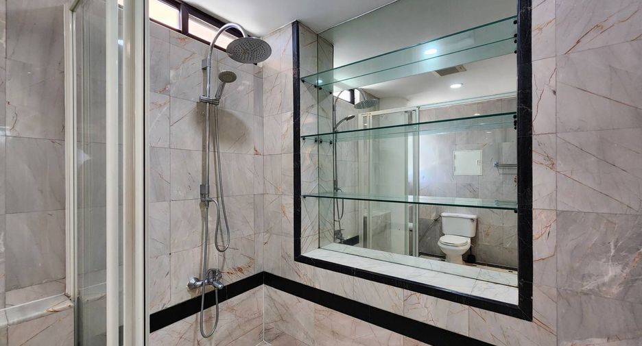 For rent 3 bedrooms condo in Khlong Toei, Bangkok