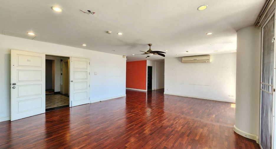 For rent 3 bedrooms condo in Khlong Toei, Bangkok