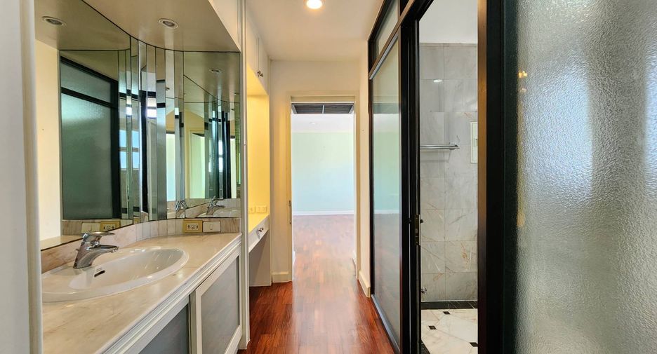 For rent 3 bedrooms condo in Khlong Toei, Bangkok