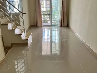 Casa adosada en alquiler de 4 habitaciones en Mueang Samut Prakan, Samut Prakan