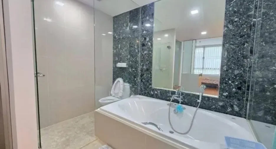 For sale 3 bedrooms condo in Khlong Toei, Bangkok