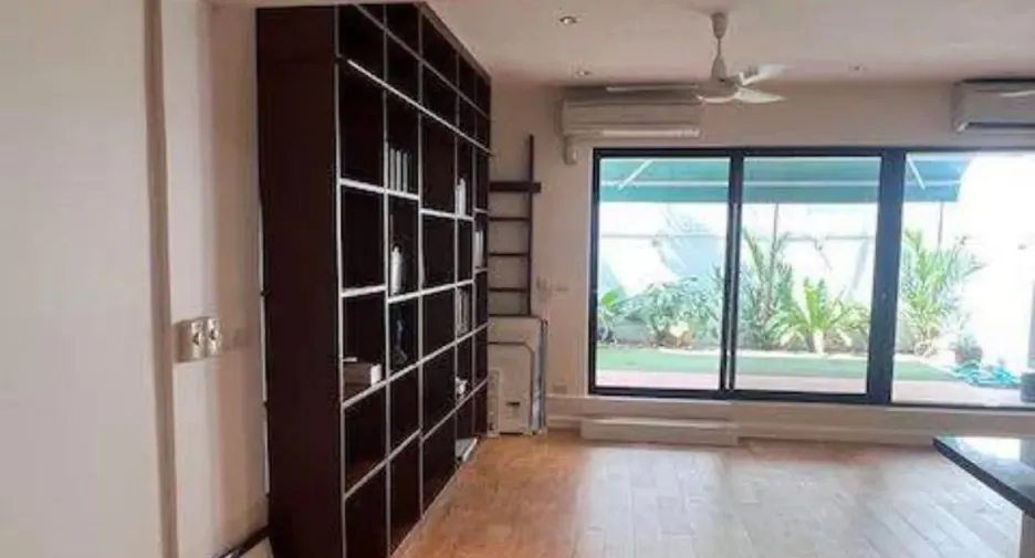 For sale and for rent 4 bedrooms townhouse in Watthana, Bangkok