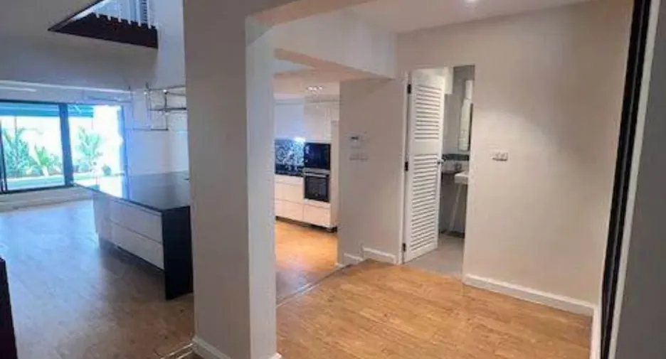 For sale and for rent 4 bedrooms townhouse in Watthana, Bangkok
