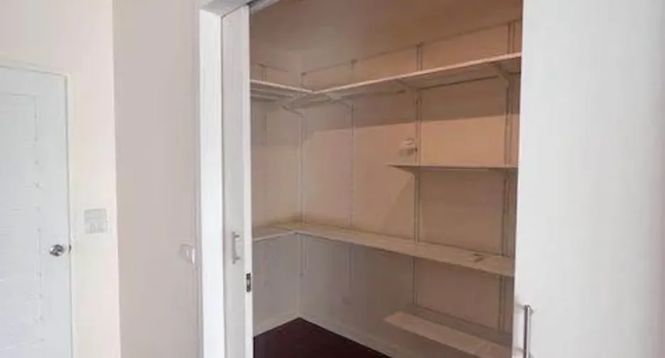 For sale and for rent 4 bedrooms townhouse in Watthana, Bangkok