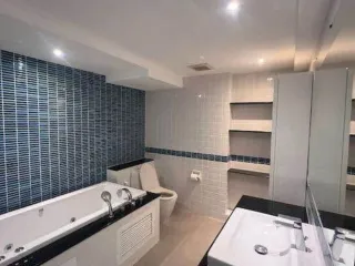 For sale and for rent 4 bedrooms townhouse in Watthana, Bangkok