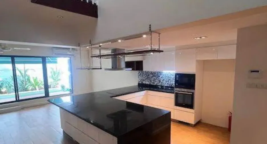 For sale and for rent 4 bedrooms townhouse in Watthana, Bangkok