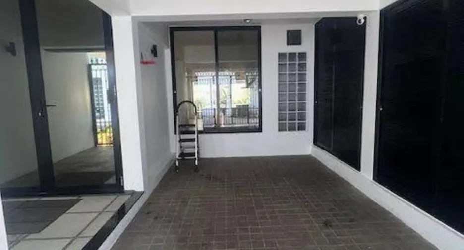 For sale and for rent 4 bedrooms townhouse in Watthana, Bangkok