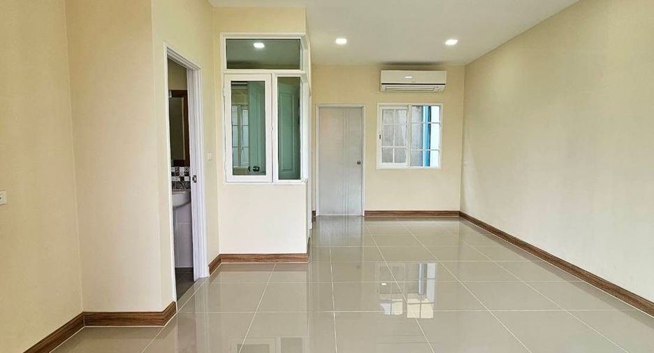 For sale 4 bedrooms townhouse in Mueang Samut Prakan, Samut Prakan
