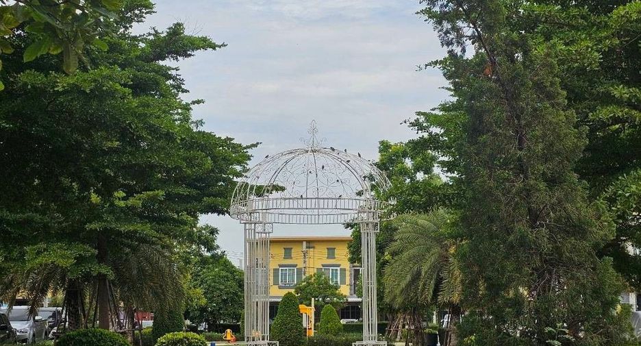 For sale 4 bedrooms townhouse in Mueang Samut Prakan, Samut Prakan