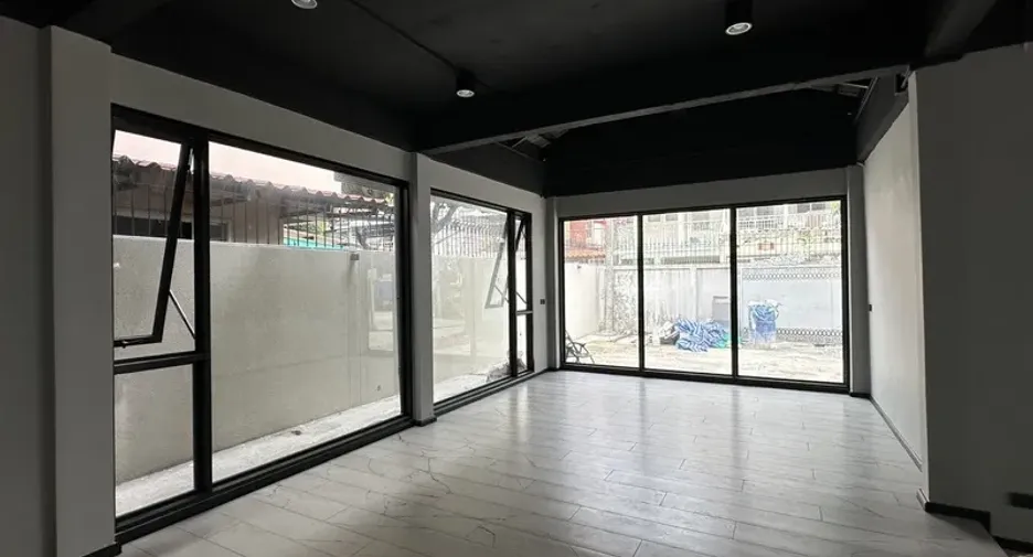 出租 公寓 独立屋 在 Phra Khanong, 曼谷