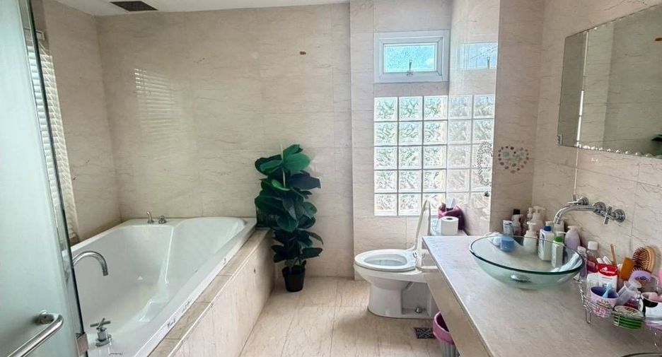 For sale 4 bedrooms condo in Khlong Toei, Bangkok