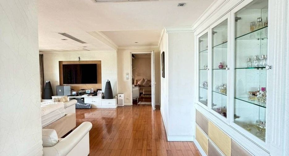 For sale 4 bedrooms condo in Khlong Toei, Bangkok