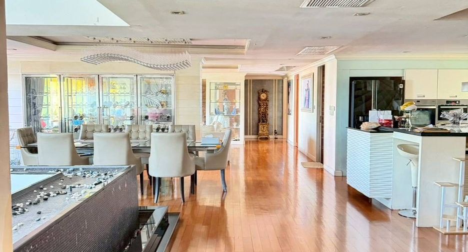 For sale 4 bedrooms condo in Khlong Toei, Bangkok