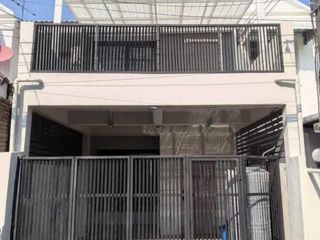 Аренда 3 спальни таунхаус в Пхра Кханонг, Бангкок