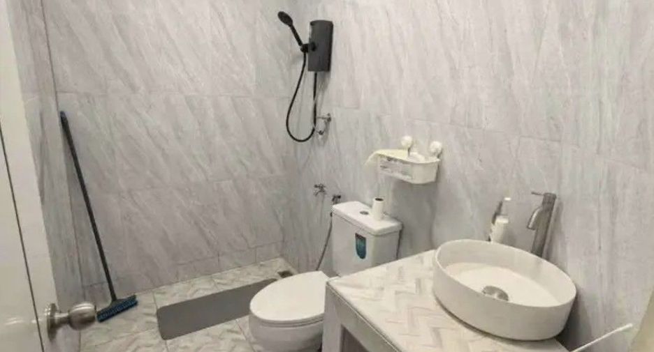 Аренда 3 спальни таунхаус в Пхра Кханонг, Бангкок