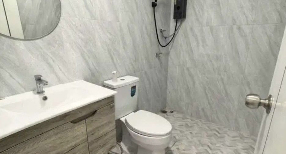 Аренда 3 спальни таунхаус в Пхра Кханонг, Бангкок