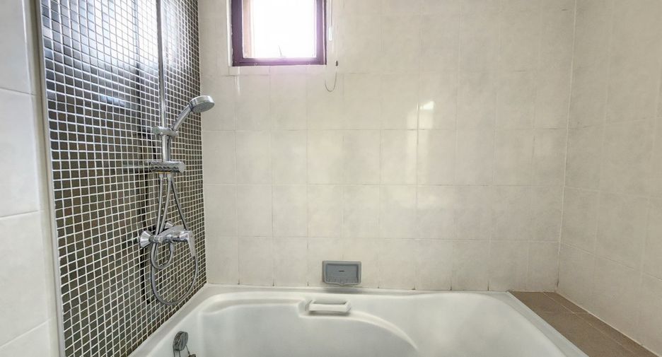 For rent 3 bedrooms condo in Watthana, Bangkok