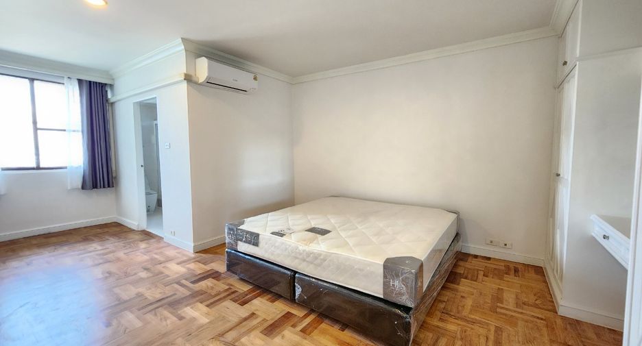 For rent 3 bedrooms condo in Watthana, Bangkok