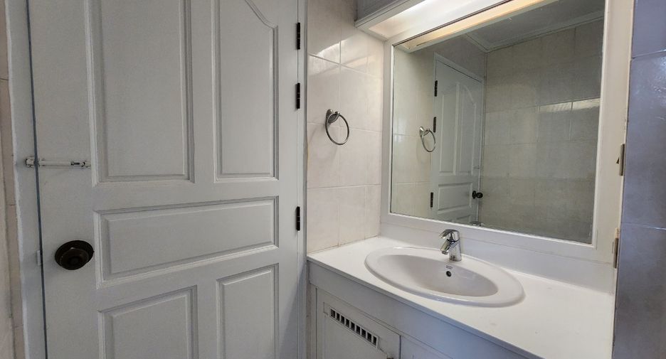For rent 3 bedrooms condo in Watthana, Bangkok