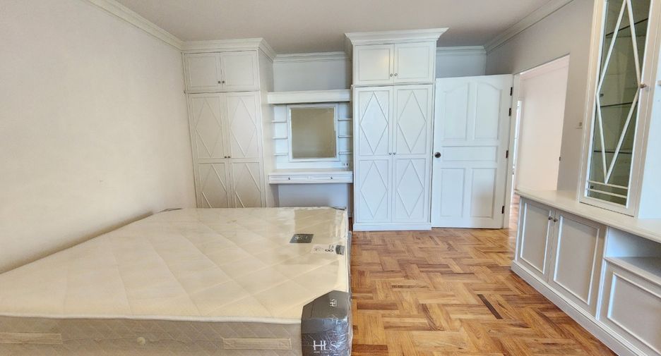 For rent 3 bedrooms condo in Watthana, Bangkok