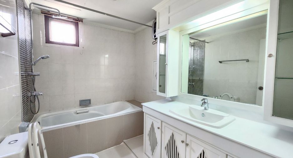 For rent 3 bedrooms condo in Watthana, Bangkok